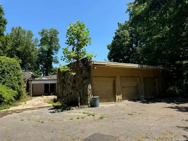 Port Washington, NY 11050,270 Harbor Acres RD