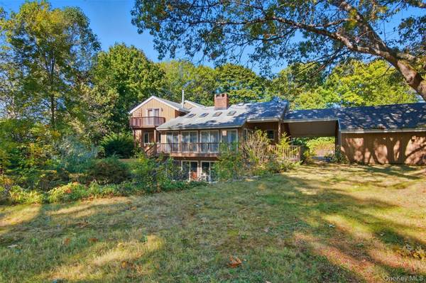 Huntington, NY 11743,18 Greenlawn RD