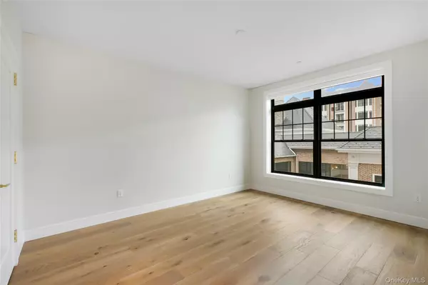 Westbury, NY 11590,695 Merrick AVE #304