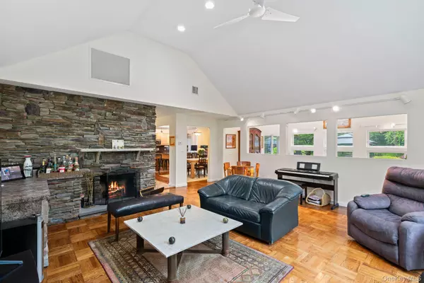 South Huntington, NY 11746,30 Darby DR