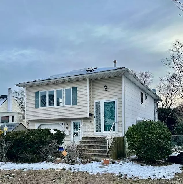 Lindenhurst, NY 11757,305 Deauville Pkwy