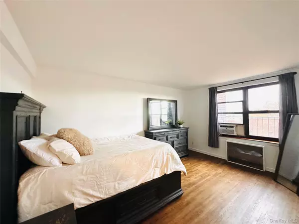 52-25 39th RD #3C, Woodside, NY 11377