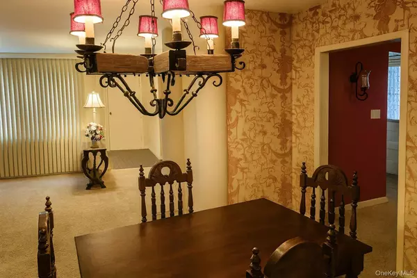 Elmont, NY 11003,884 Troy ST