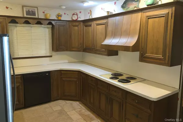 Elmont, NY 11003,884 Troy ST