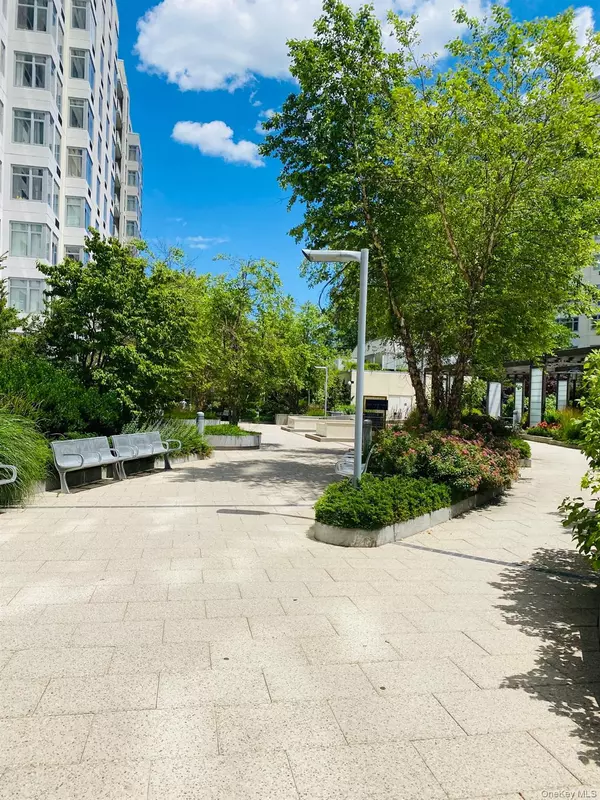 Flushing, NY 11354,40-28 college point BLVD #1002