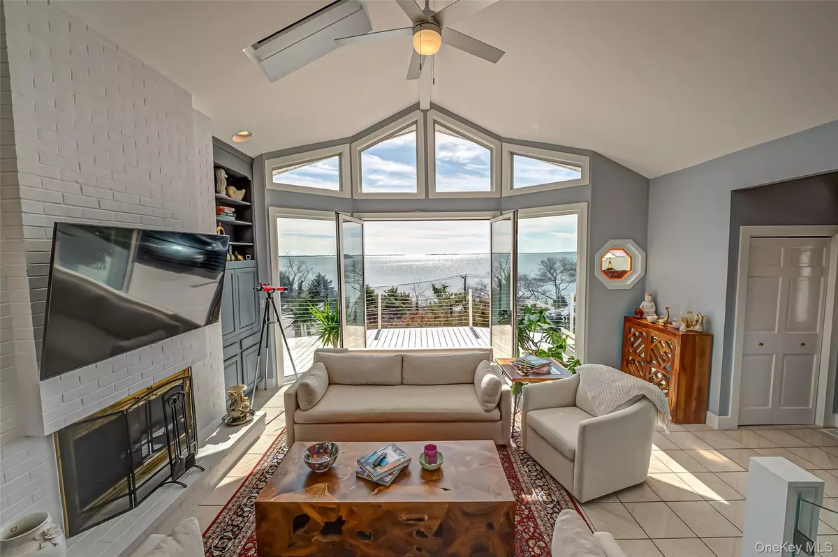 Hampton Bays, NY 11946,321 E Montauk HWY