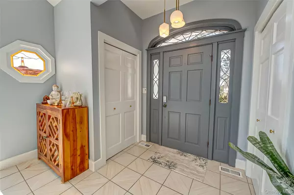 Hampton Bays, NY 11946,321 E Montauk HWY