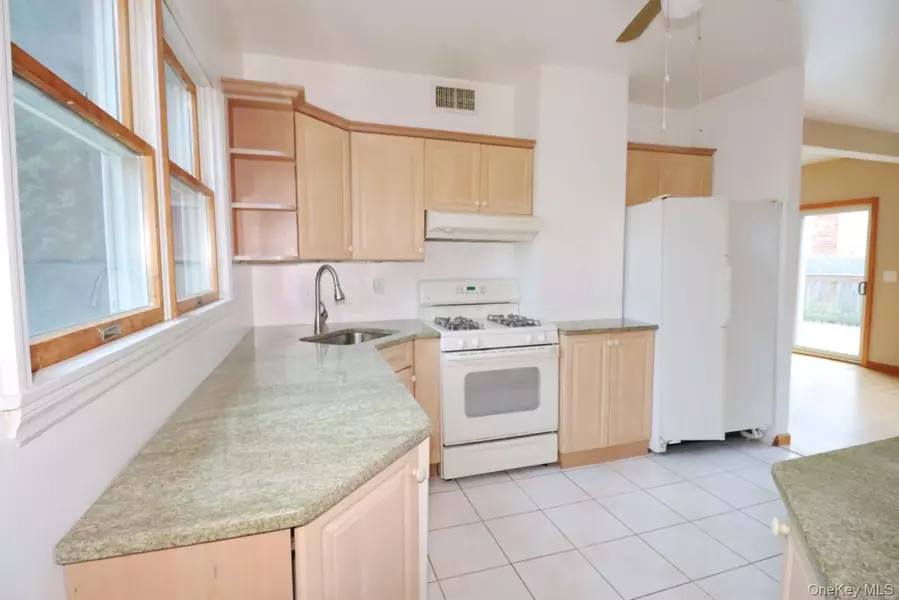 156 Oak ST, Amityville, NY 11701