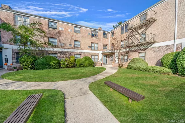 Great Neck, NY 11021,8 Terrace CIR #1G