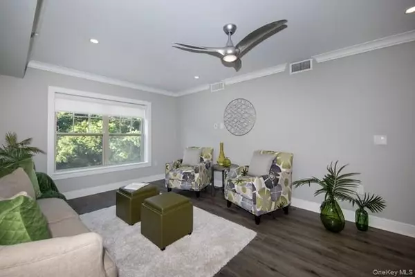 Glen Cove, NY 11542,100 Glen ST #N2214