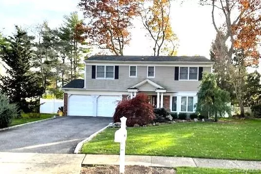 28 Cedarwood LN, Commack, NY 11725