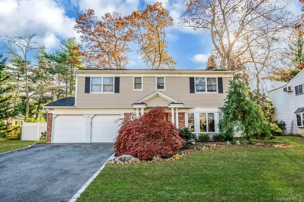 28 Cedarwood LN, Commack, NY 11725