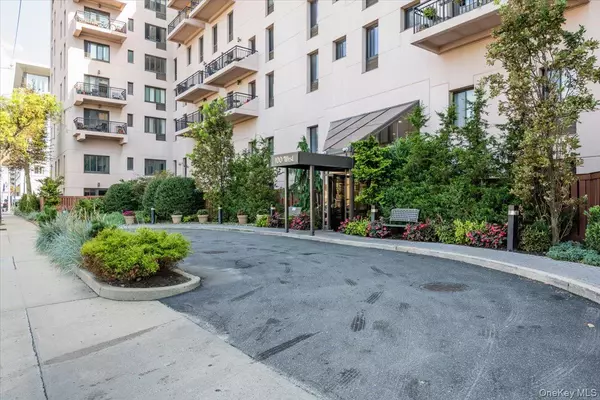 Long Beach, NY 11561,100 W Broadway #6W