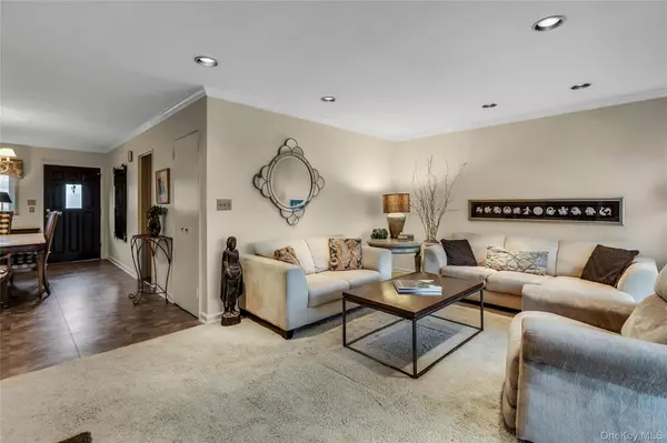 Plainview, NY 11803,27 Abbey LN