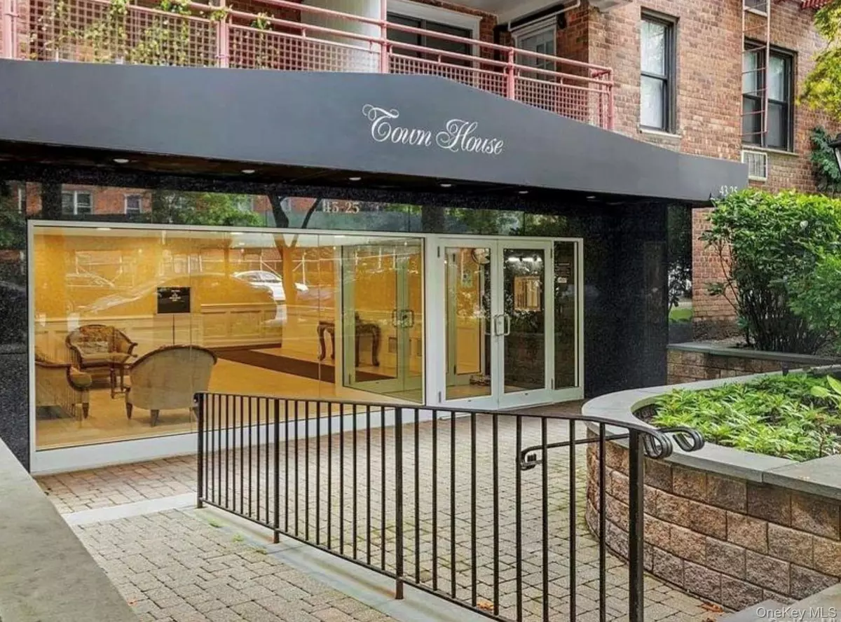 Douglaston, NY 11363,43-25 Douglaston Parkway ##B