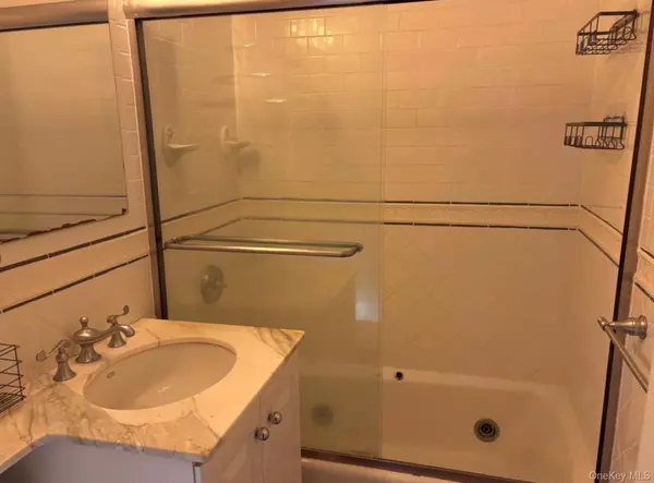 Douglaston, NY 11363,43-25 Douglaston Parkway ##B