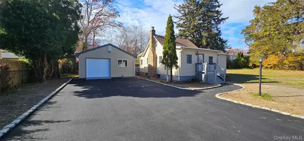 8 Pansy RD, Rocky Point, NY 11778