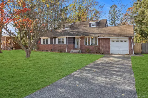 1392 Manor LN, Bay Shore, NY 11706