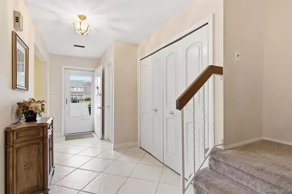 Huntington Station, NY 11746,112 Cedar Shake CT