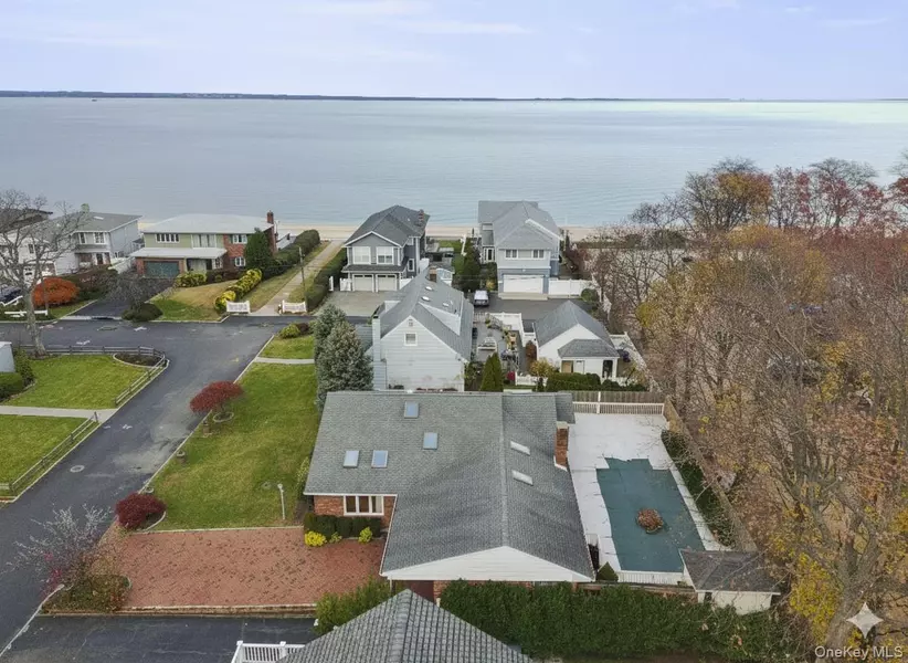 9 Oak Shore DR, Bayville, NY 11709