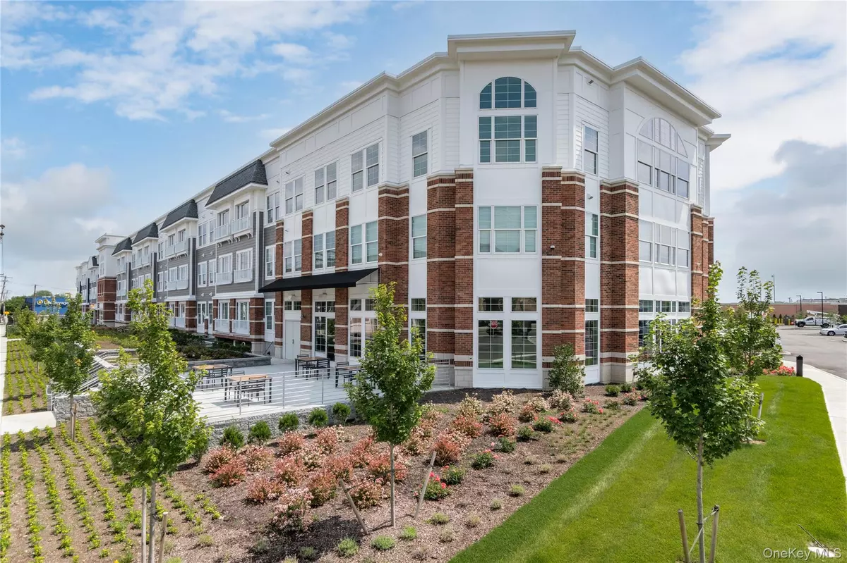 Lindenhurst, NY 11757,75 E Hoffman AVE #3012