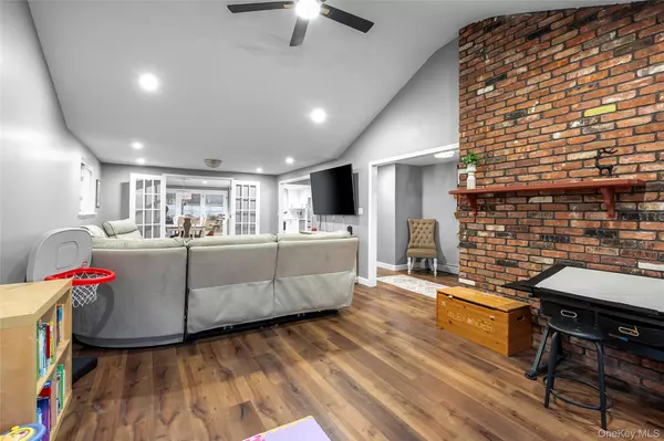 Selden, NY 11784,19 Corvette RD