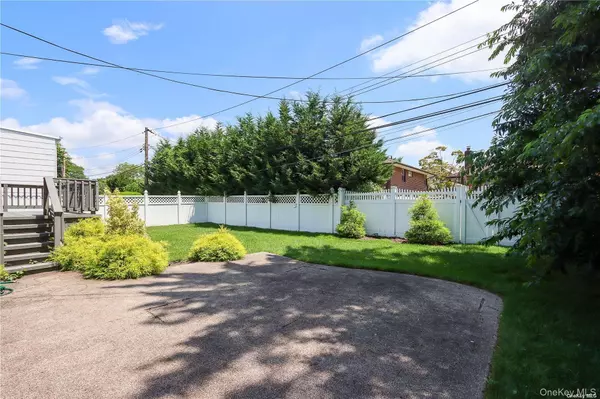 Syosset, NY 11791,91 Birchwood Park DR