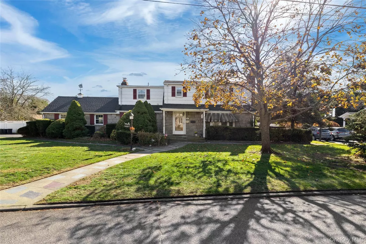 Babylon, NY 11702,6 White Birch DR