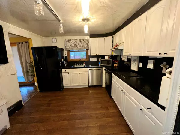 Coram, NY 11727,27 Wedgewood DR