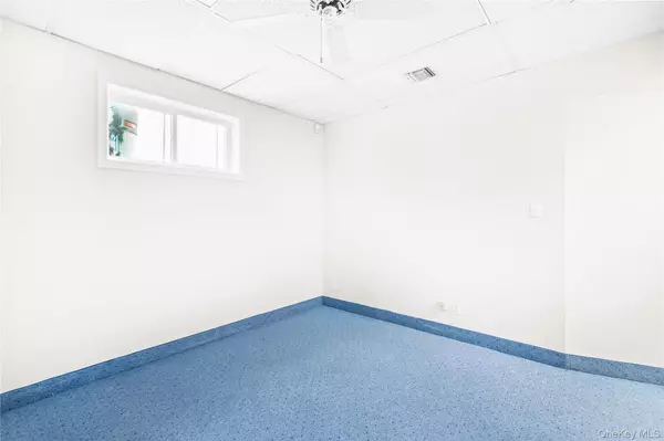 Bellport Village, NY 11713,146 S Country RD #5