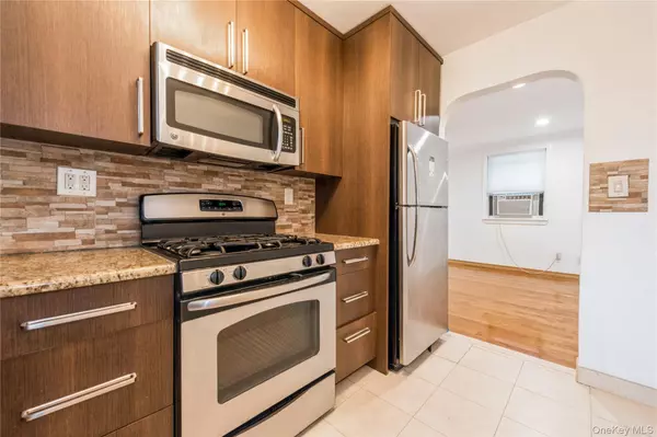 Glen Oaks, NY 11004,260-40 74 AVE #2nd Fl