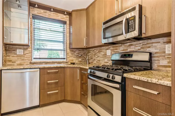 Glen Oaks, NY 11004,260-40 74 AVE #2nd Fl