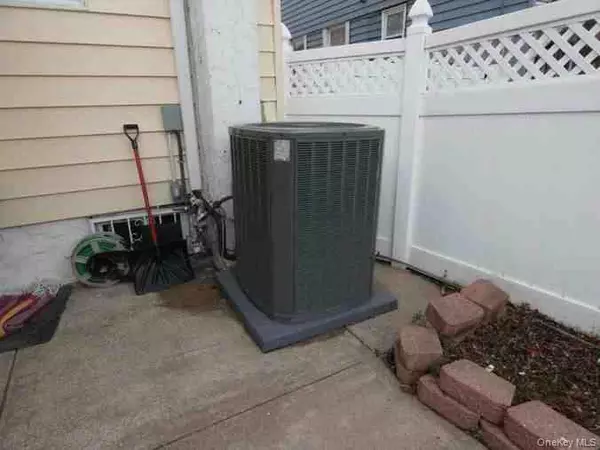 Floral Park, NY 11001,94-46 226th ST