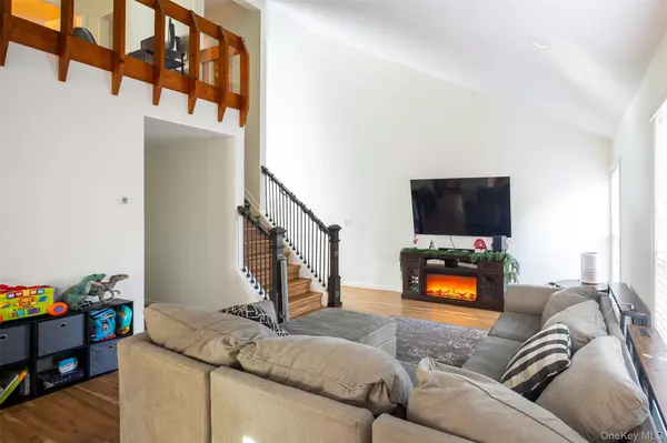 Middle Island, NY 11953,205 Haddon Hollow CT