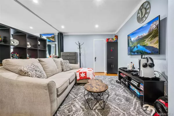 Briarwood, NY 11435,14350 Hoover AVE #505