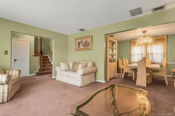 Westbury, NY 11590,946 Bard RD