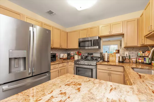 Uniondale, NY 11553,1027 Jerusalem AVE #121