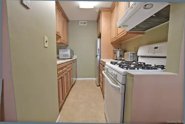 Middle Island, NY 11953,301 Artist Lake DR