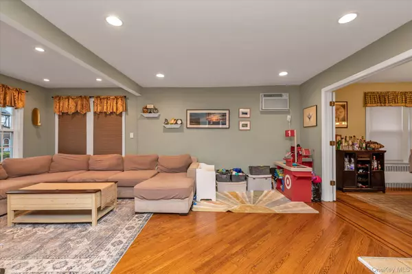 Valley Stream, NY 11581,29 Orleans RD