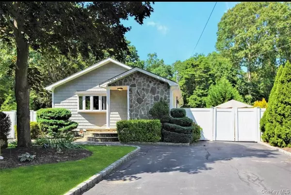 465 Wellwood DR, Shirley, NY 11967