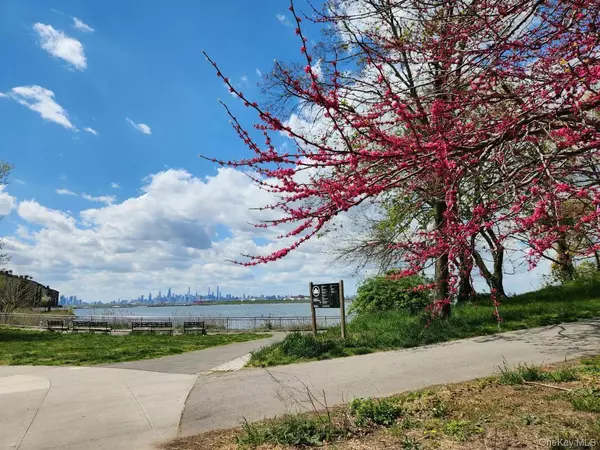 College Point, NY 11356,11516 Poppenhusen AVE