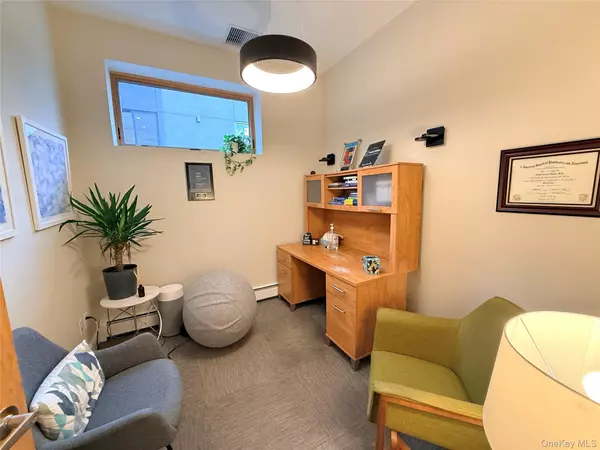 Great Neck, NY 11021,49 Cutter Mill RD