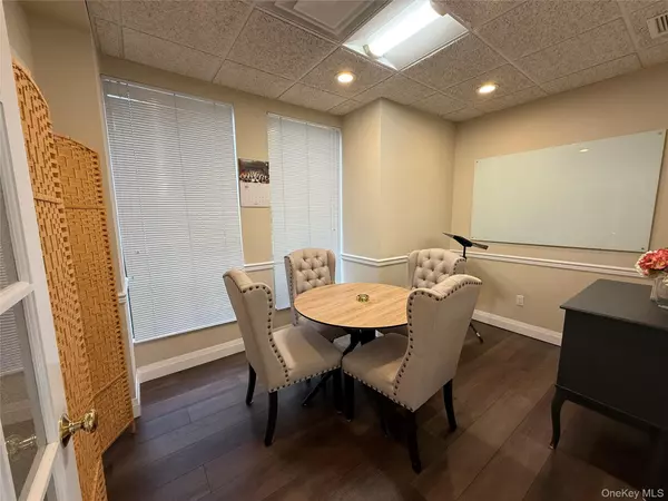 Smithtown, NY 11787,996 W Jericho TPKE