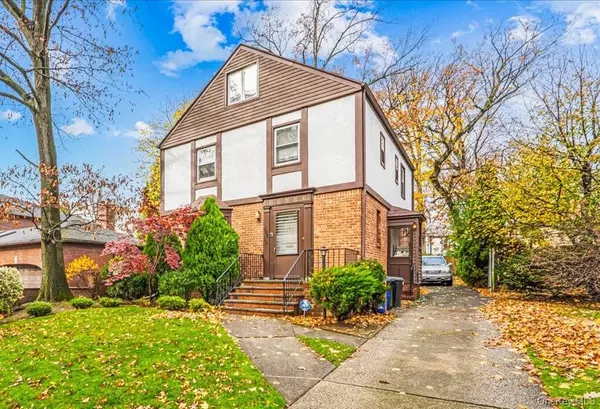 186-15 Grand Central Pkwy, Jamaica Estates, NY 11432