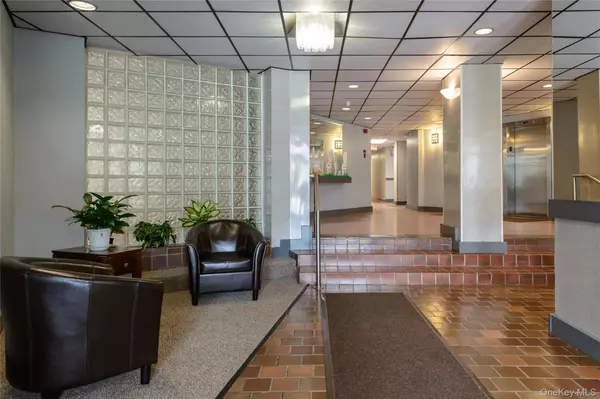 Westbury, NY 11590,135 Post AVE #3F