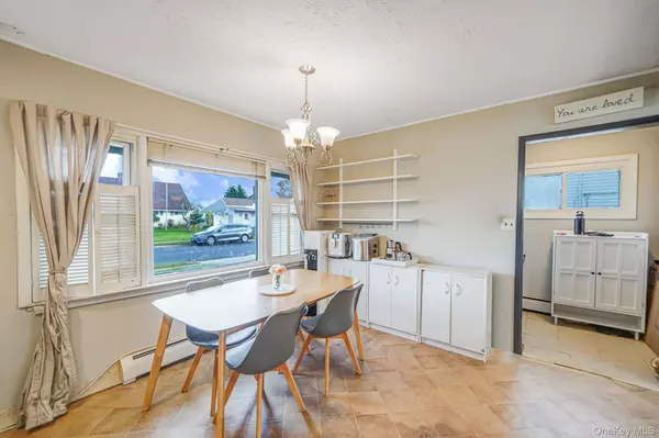 Levittown, NY 11756,18 Chickadee LN