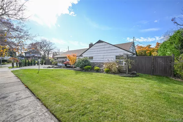 Rockville Centre, NY 11570,2 Meadow LN