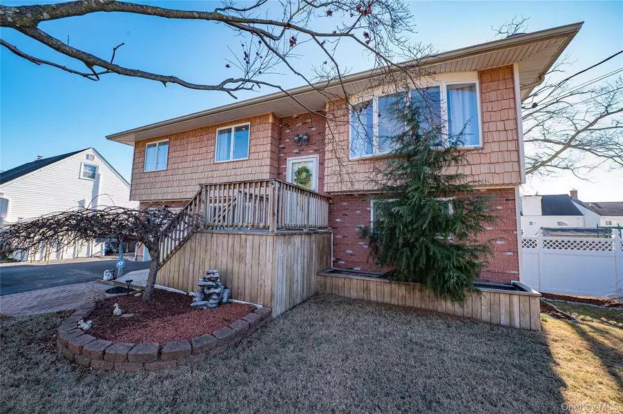 928 Peconic AVE, West Babylon, NY 11704