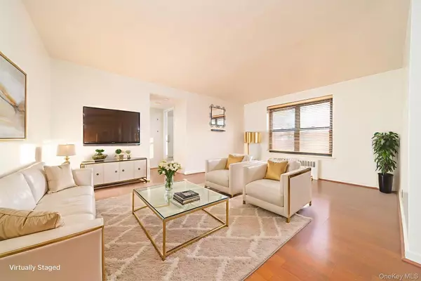 Great Neck, NY 11021,8 W Mill DR #1B