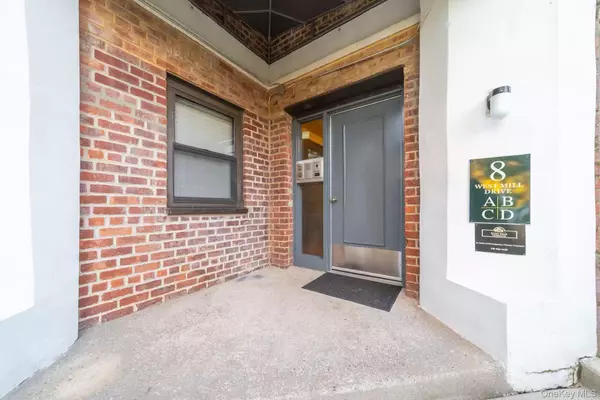 Great Neck, NY 11021,8 W Mill DR #1B